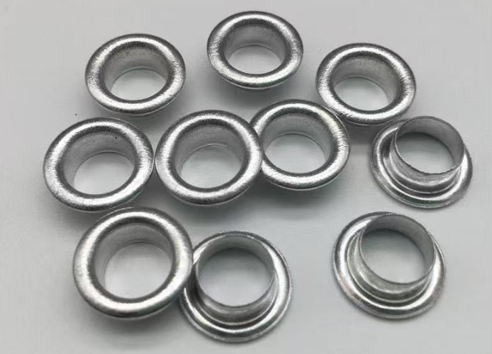 Material diferente de ilhós