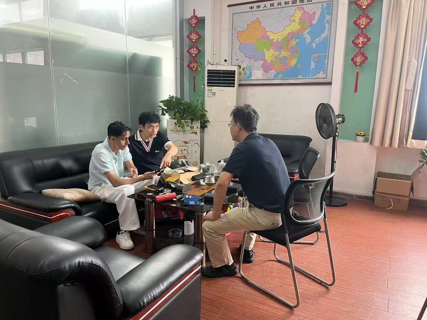 Cliente saudita visita Nuote Metals – Fortalecendo parceria em rebites semitubulares de alumínio e ilhós de latão